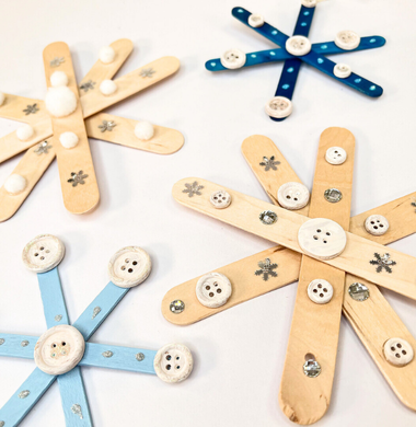 Schneeflocken aus Holzstäbchen, verziert mit Knöpfen und Glitzersteinen.