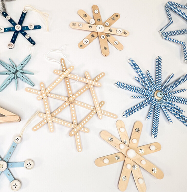 iele gebastelte Schneeflocken. Aus Strohhalmen, Pfeifenputzern, Wäscheklammern und Holzstäbchen.