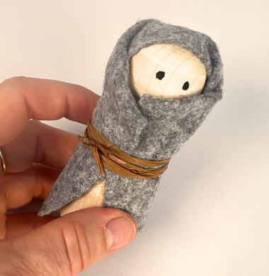 Ein Jesus-Baby aus einer in Filz gewickelten Holzfigur.