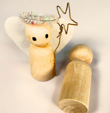 Ein Engel aus einer Holzfigur, die mit Flügeln aus Bastelfilz, einem Heiligenschein aus einem Glitzer-Pfeifenputzer und einem Stern aus Basteldraht.