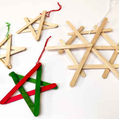 Holzstäbchen, die zu Sternen und Schneeflocken zusammengeklebt wurden.