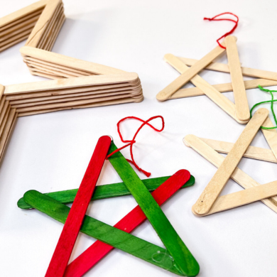 Holzstäbchen, die zu Sternen zusammengeklebt wurden.