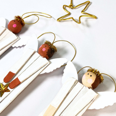 Engel aus Holzstäbchen, mit kleinen Holzflügeln und einem Kopf aus einer Holzperle.
