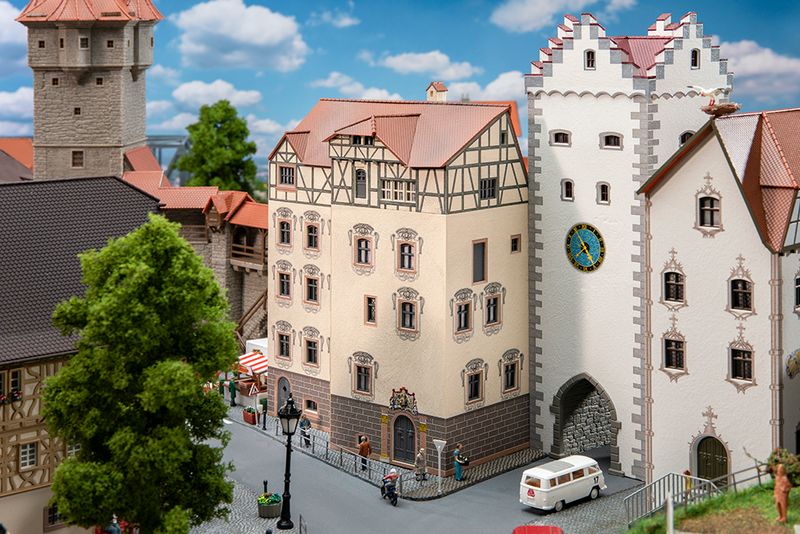 1Fにパブのあるタウンハウス（Faller HO 130447） Town house