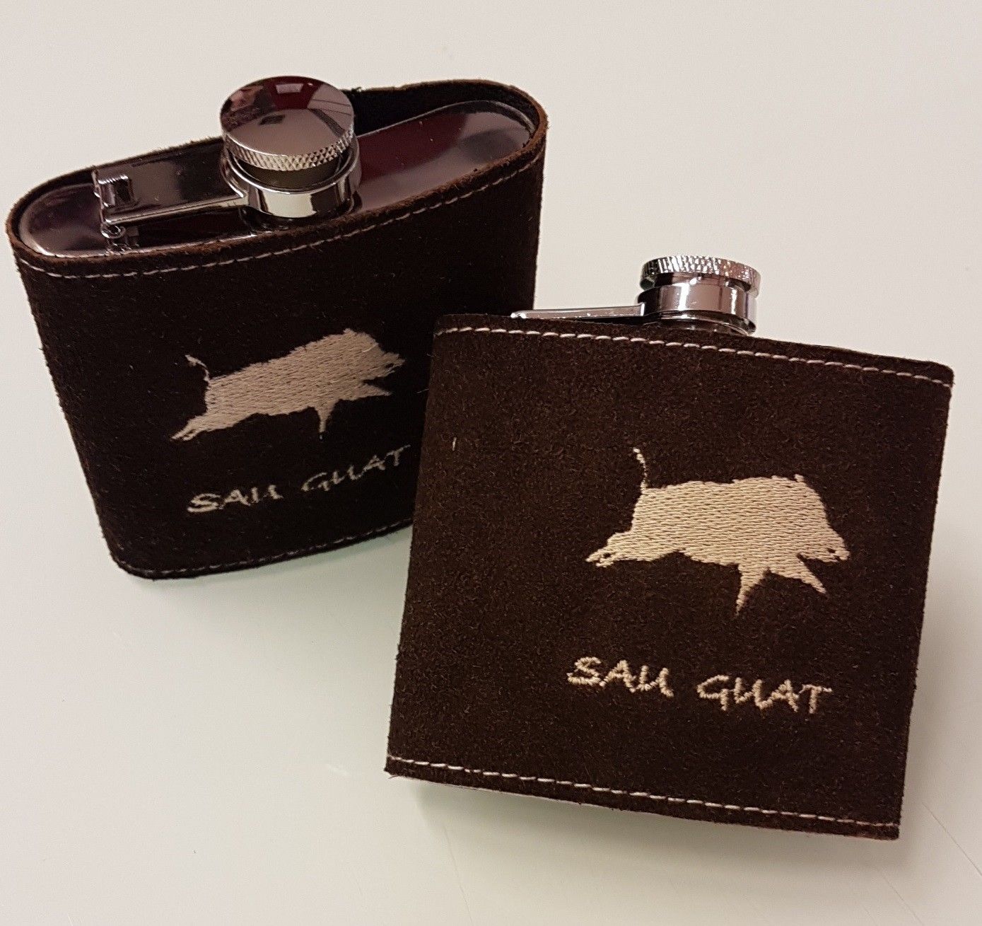 Pezzo D'oro Flachmann im Trachtenlook - Wildschwein beige Taschenflasche Taschenflachmann mit Gürtelschlaufe