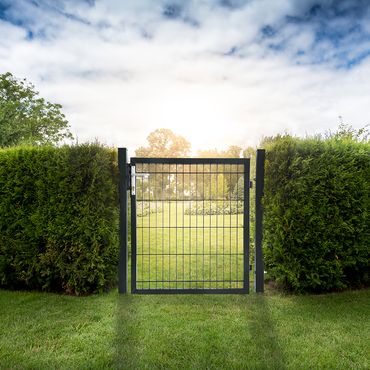 Gartentor aus Stahl in Anthrazit im Garten