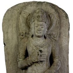 Balinesische Buddha Statue 100 cm detailreiche Steinskulptur vor Hintergrund stehend