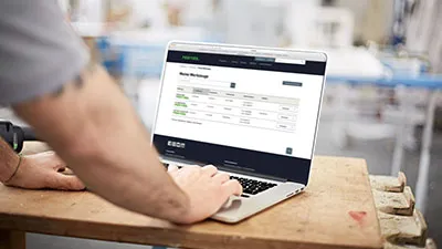 Laptop mit Service- und Reparaturübersicht