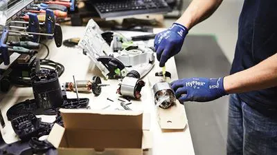 Prüfung und Reparatur durch Servicetechniker