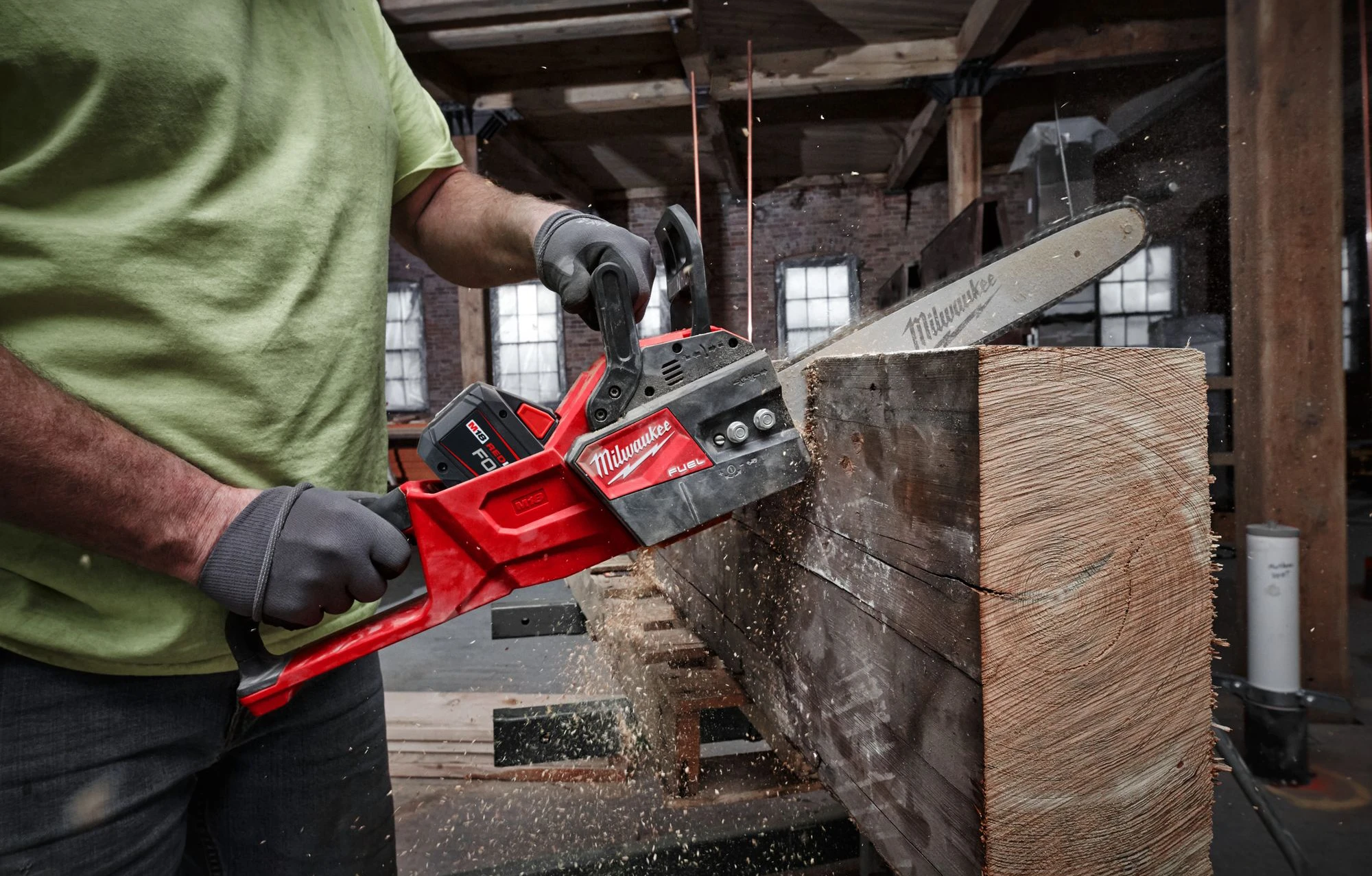 Milwaukee M18 FUEL Akku-Kettensäge im Profi-Einsatz