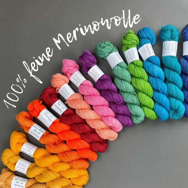 100% feine Merinowolle in als handgefärbte Stränge einem großen Farbspektrum von gelb, orange, rot, rosa, lila, grün, türkis, blau, grau und schwarz.