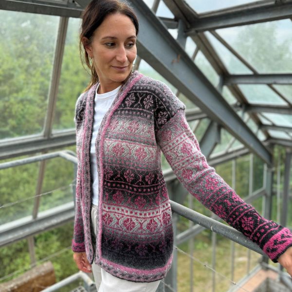 Jacke gestrickt im Fair Isle Einstrickmuster in den Verläufen weiß-grau-schwarz und rosa-pink.
