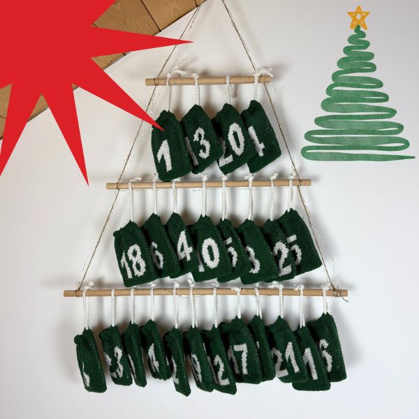 Adventskalender Säckchen gehäkelt in grün mit weißen Zahlen und Motiven.