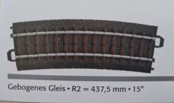 Maerklin-H0--24215-gebogenes-C-Gleis-R2-15---13586.jpg Maerklin-H0--24215-gebogenes-C-Gleis-R2-15---13586.jpg