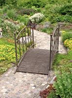 Gartenbrücke mit Geländer aus Metall
