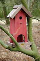 Vogelhaus mit Nistkasten, rot-braun