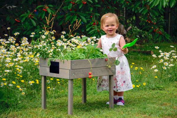 Kleines Kinderhochbeet mit Kreidetafel grau