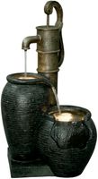 Großer Design-Gartenbrunnen mit Zier-Handpumpe
