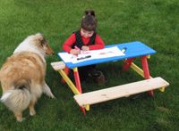 Mehrfarbige Sitzgarnitur für vier Kinder