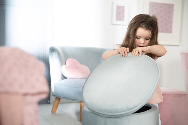Kinderhocker mit Aufbewahrungsfunktion „Lil Sofa“, oval, bequem, mit Samtstoff, Sky/Hellblau