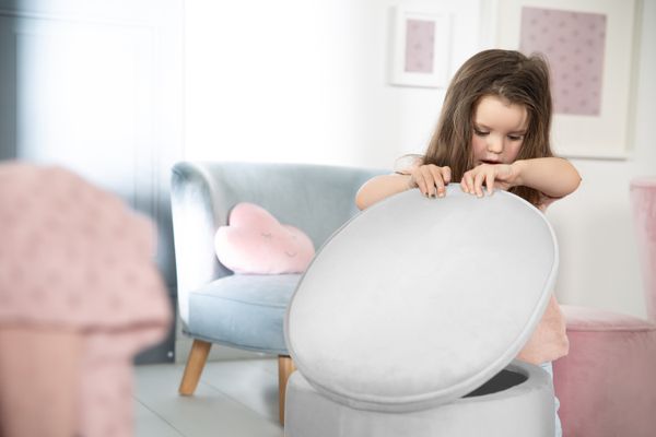 Kinderhocker mit Aufbewahrungsfunktion „Lil Sofa“, oval, bequemer Hocker mit grauem Samtstoff