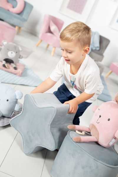 Kinderhocker in Sternform „Lil Sofa“, bequemer Hocker mit Samtstoff in Sky/Hellblau bezogen