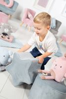 Kinderhocker in Sternform „Lil Sofa“, bequemer Hocker mit Samtstoff in Sky/Hellblau bezogen
