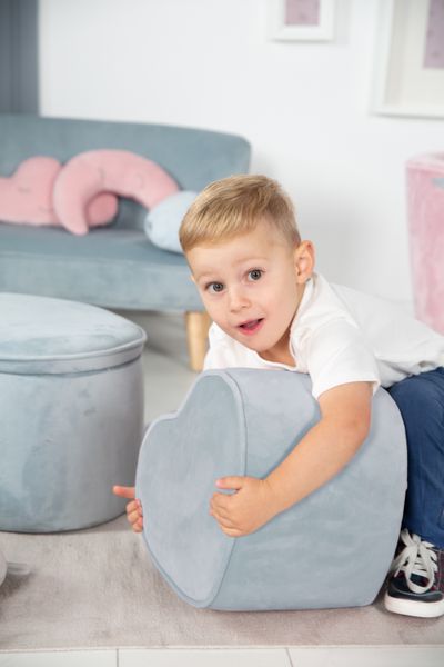 Kinderhocker in Herzform „Lil Sofa“, bequemer Hocker, mit Samtstoff in Sky/Hellblau, Pouf
