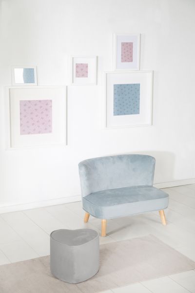 Kinderhocker in Herzform „Lil Sofa“, bequemer Hocker mit grauem Samtstoff bezogen, Pouf