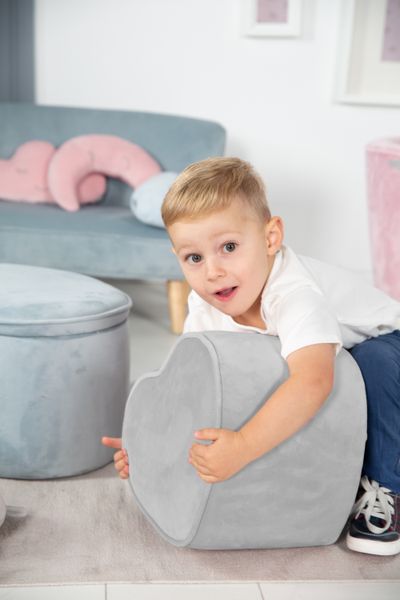 Kinderhocker in Herzform „Lil Sofa“, bequemer Hocker mit grauem Samtstoff bezogen, Pouf