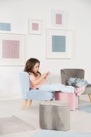 Kindersessel „Lil Sofa“, bequemer Sessel mit stabilen Holzfüßen und Samtstoff in Sky/Hellblau