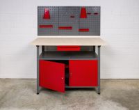 Werkstatteinrichtung 3: 1 x Kreher Werkzeugwand mit 14tlg. Hakenset + 1 Kreher Werkbank mit zwei Türen