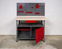 Werkstatteinrichtung 2: 2 x Kreher Werkzeugwand mit 14tlg. Hakenset + 2 x Kreher Werkbank mit einer Tür