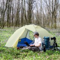 Camping Zelt 2 Personen Zelt Kuppelzelt PU3000mm einfache Einrichtung für Trekking Festival leicht Aluminium Nylon Cremeweiß 230 x 140 x 110 cm