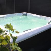 Outdoor Whirlpool STREAM BIG inkl. Treppe und Thermoabdeckung