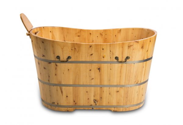 freistehende Holzbadewanne 150x62cm aus Zedernholz 150 L ergonomische Formgebung pflegeleichte Oberfläche verstärkter Rahmen inkl. Ablauf