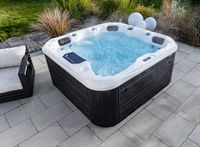 Outdoor Whirlpool MALAGA inkl. Abdeckung & Treppe mit Wärmeisolierung für 5 Personen