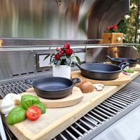 Guss-Servierpfanne und Holzuntersetzer 12cm rund schwarz