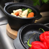 Gusseisentopf mit Deckel Ø 10 x 9 cm und Holzuntersetzer