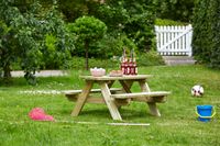 Kindersitzgruppe bestehend aus 1 Kindertisch mit 2 Kinderbänken, grün imprägniert