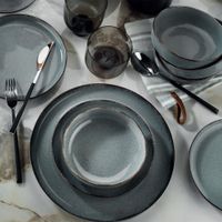 Elegantes 18-teiliges Tafelservice aus blauem Porzellan | Spülmaschinen- und mikrowellengeeignet