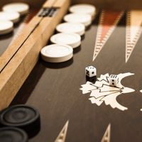 Edles Backgammon Spiel - Klappbares Holzbrett mit Zubehör