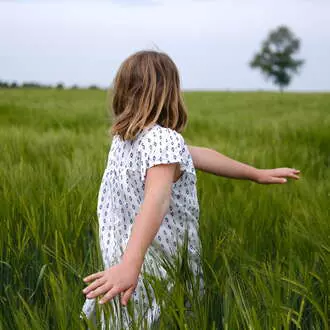 Sommer Mädchen im Feld - Waldorfshop