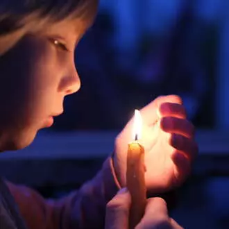 Weihnachtszeit Junge mit Kerze - Waldorfshop