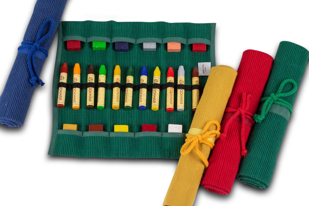 Morgenspruch Eurythmieversand Rollmäppchen blau 16 er ohne Inhalt_34017 Der Morgenspruch Eurythmieversand Rollmäppchen blau 16 er ohne Inhalt wird geöffnet gezeigt mit Malutensilien darin neben aufgerollten Koffern in blau rot gelb und grün die mit passenden Schnüren zusammengebunden sind.