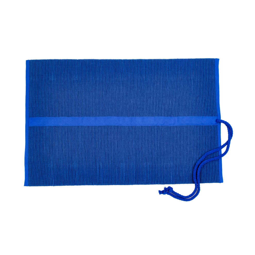 Morgenspruch Eurythmieversand Rollmäppchen blau 16 er ohne Inhalt_34077 Das Rollmäppchen blau 16 er ohne Inhalt von Morgenspruch Eurythmieversand ist ein rechteckiges blaues geripptes Tischset mit passender Krawatte das flach auf einem weißen Hintergrund liegt.