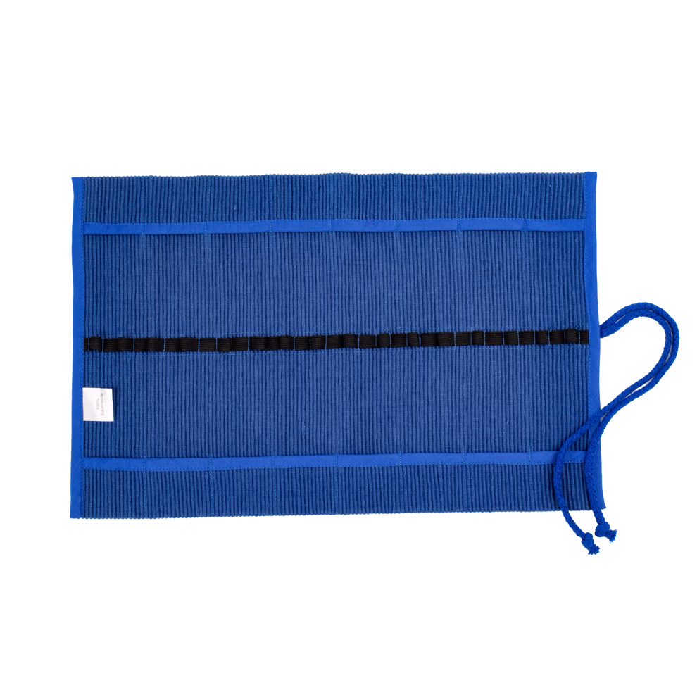 Morgenspruch Eurythmieversand Rollmäppchen blau 16 er ohne Inhalt_34078 Das Rollmäppchen blau 16 er ohne Inhalt von Morgenspruch Eurythmieversand ist ein rechteckiges blaues Stoff-Tischset mit waagerechten strukturierten Linien einem schwarzen Mittelstreifen zwei blauen Zugbändern auf der rechten Seite und einem kleinen weißen