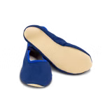 Waldorfkind Eurythmieschuhe aus Bio-Baumwolle in weiß blau rot_34000 38 Ein Paar Waldorfkind Eurythmieschuhe aus Bio-Baumwolle in blau einer stehend der andere auf der Seite liegend um die beige strukturierte Sohle zu zeigen. 38