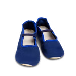 Waldorfkind Eurythmieschuhe aus Bio-Baumwolle in weiß blau rot_34001 38 Ein Paar blaue Waldorfkind Eurythmieschuhe aus Bio-Baumwolle mit elastischen Riemen weißer Innensohle und beiger Sohle sind nebeneinander auf weißem Hintergrund angeordnet. 38