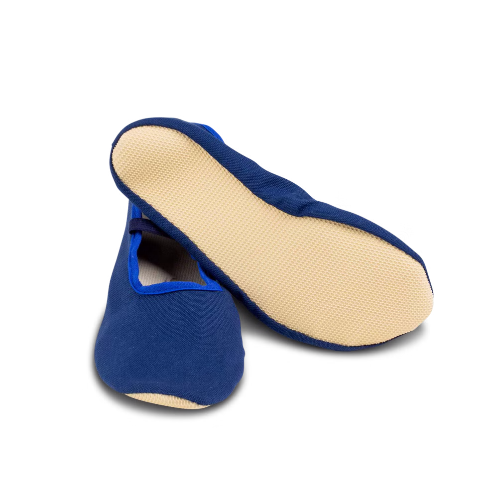 Waldorfkind Eurythmieschuhe aus Bio-Baumwolle in weiß blau rot_34000 38 Ein Paar Waldorfkind Eurythmieschuhe aus Bio-Baumwolle in blau einer stehend der andere auf der Seite liegend um die beige strukturierte Sohle zu zeigen. 38